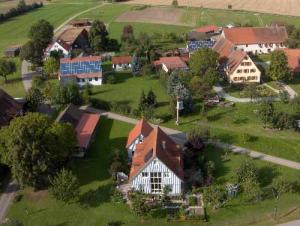 Ketschenweiler: about 40 inhabitants and 16 horses