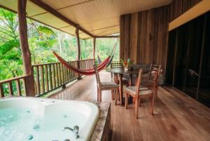 Cabina with jacuzzi in the jungle garden