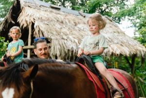 Paseo de caballos con niños